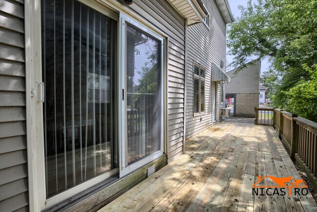 Building Photo - 2254 Indianola Ave