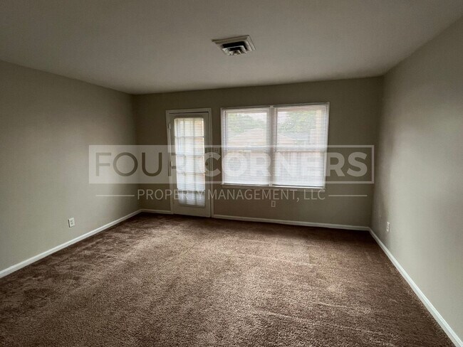 Building Photo - Spacious 2 Bedroom 1.5 Bath Townhome