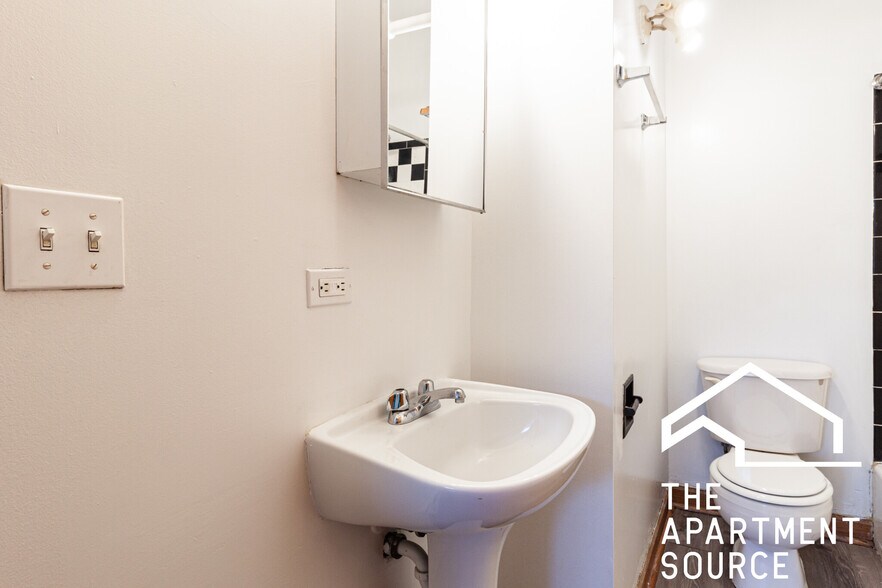 Building Photo - 3820 N Sheffield Ave