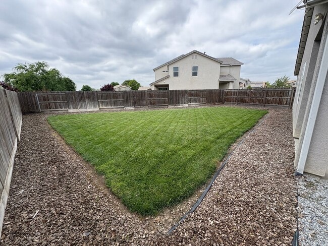 Building Photo - Tulare Home coming soon!