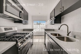 Building Photo - 14900 Moorpark St