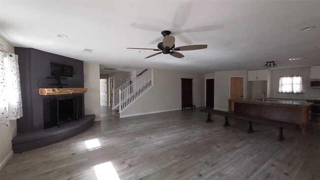 Building Photo - 1600 Southern Oaks Dr