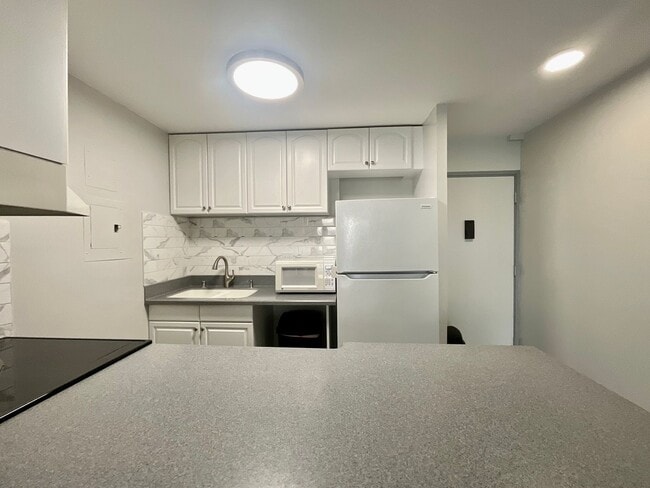 Building Photo - Beautiful 1/1/1 with Sunset Views