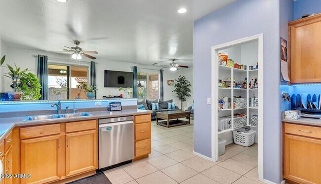 Building Photo - 5 Bedroom, 3 Bath Home in Secluded Neighbo...