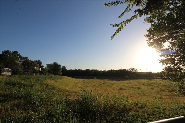 Building Photo - 8622 Piney Creek Bend