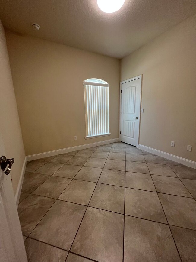 Building Photo - Charming 3 bedroom, 2 bathroom dulplex loc...
