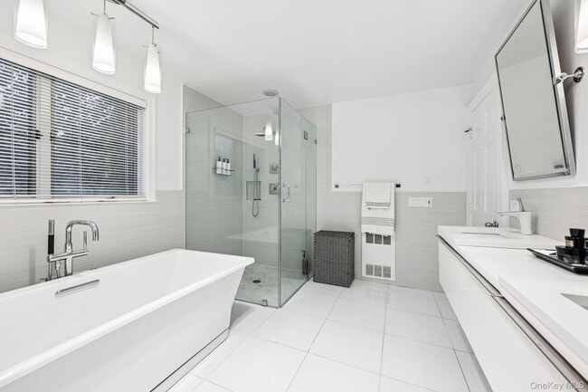 Building Photo - 6 Carol Ln