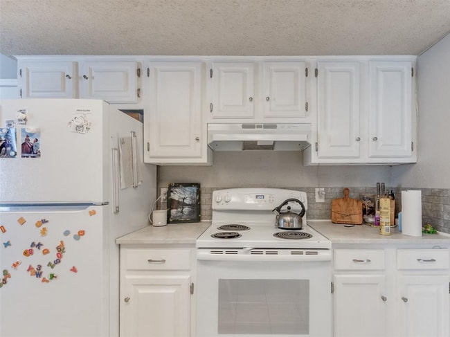 Building Photo - 6916 Woodlake Dr