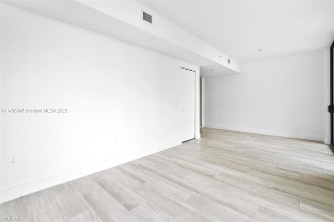 Building Photo - 1 br, 1.5 bath Condo - 121 NE 34th St Unit...