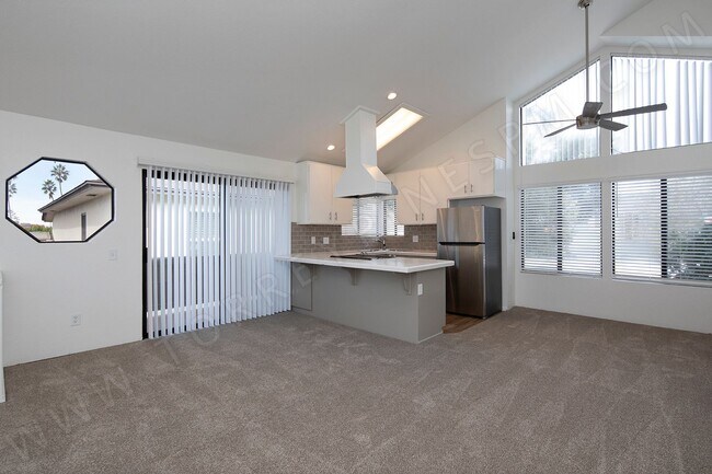 Building Photo - OPEN HOUSE: 12/13 1-2PM ~ 3BR Townhome with Garage, 1 BLOCK from Ocean!