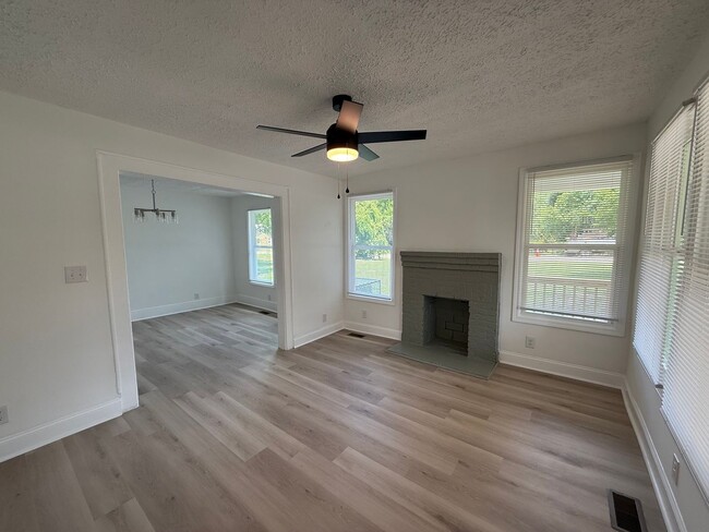 Building Photo - Space, Style & Location—All Under One Roof—For $1250 a Month