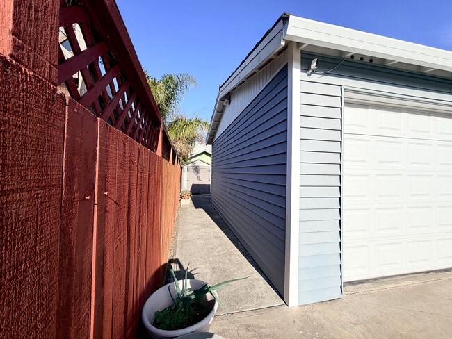 Building Photo - Charming One-Bedroom Near Downtown Petaluma – Utilities Included
