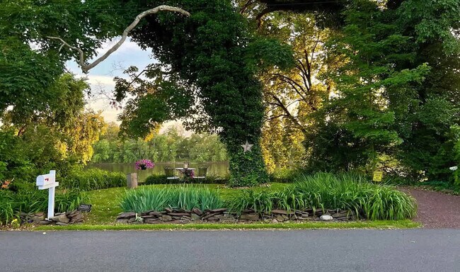 Building Photo - 54 River Dr