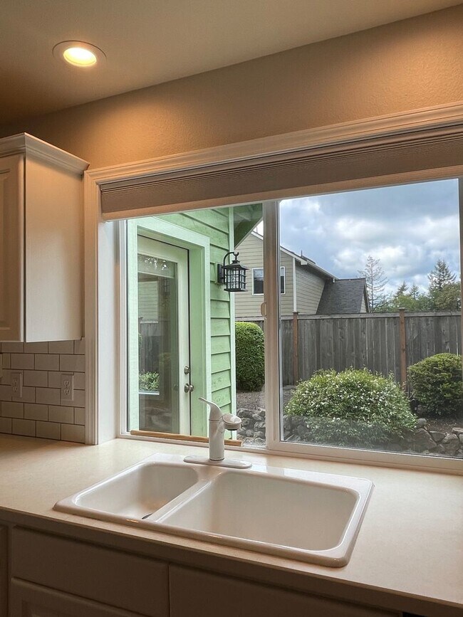 Building Photo - In town Poulsbo neighborhood large 4 bedroom now available