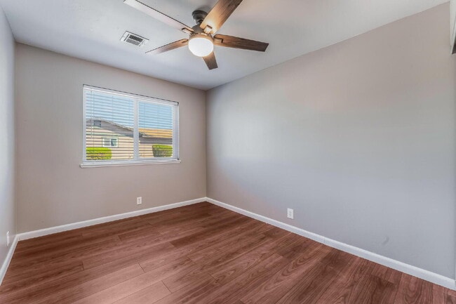 Building Photo - "Charming 3-Bed Oasis with 2 Full Baths in Vibrant Las Vegas - 1315 Sq Ft of Comfort!"