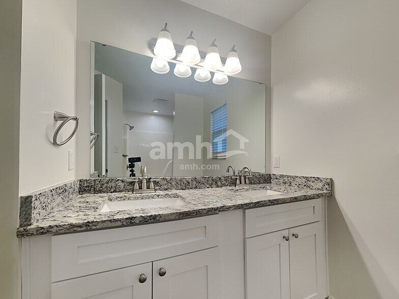 Building Photo - 4818 Ivy Rose Dr