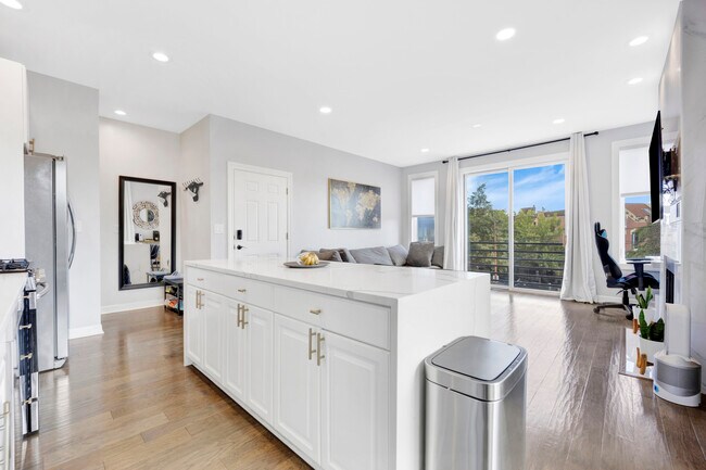 Building Photo - 870 N Milwaukee Ave