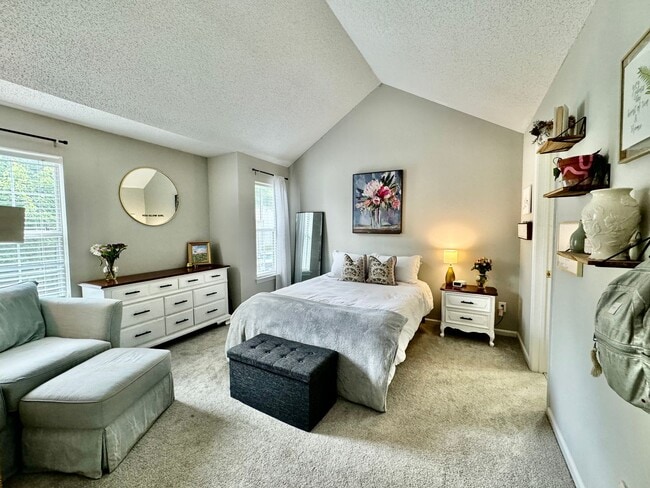 Building Photo - 2-Bedroom Condo Ready 08-01-24! Community ...