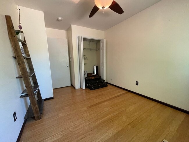 Building Photo - Cozy 4B/2B Unit With Views In East Boulder...