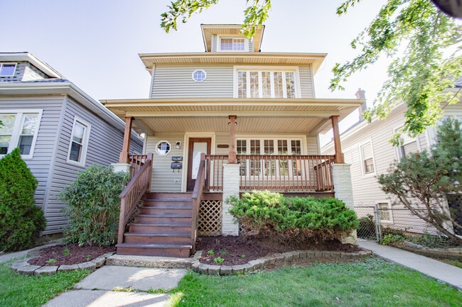 Primary Photo - 4217 N Moody Ave