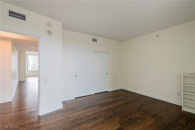 Building Photo - 222 E Karen Ave