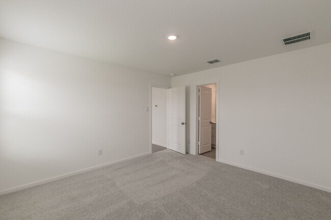 Building Photo - 3 bedroom 2 bath-brand new construction in...