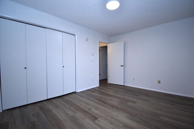 Building Photo - Newly Renovated! Top floor apartment! Close to MSU and downtown!