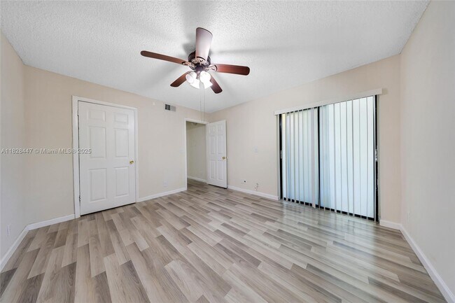 Building Photo - 9999 Summerbreeze Dr