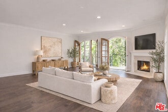 Building Photo - 353 S Reeves Dr