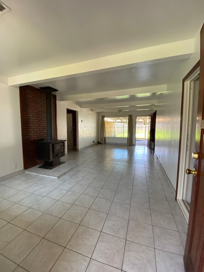 Building Photo - Nice 3 bedroom 1 bath with office Walking ...