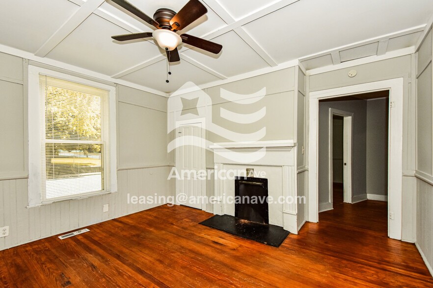 Building Photo - 400 N Sloan St