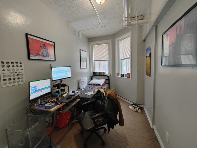 Building Photo - 466 Park Dr