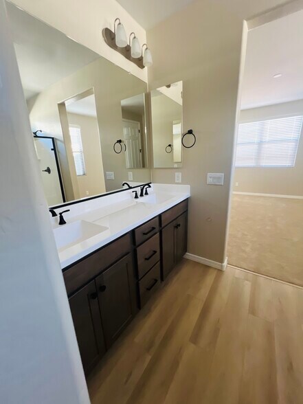 Building Photo - 946 W Macaw Dr