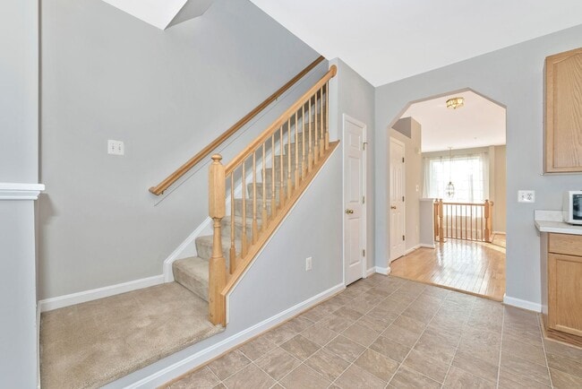 Building Photo - Fantastic Townhouse w/ Garage - Quick High...