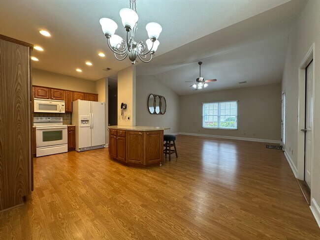 Building Photo - 3 Bedroom / 2 Bath/2 car garage/sunroom Brick Home Kingsport, TN