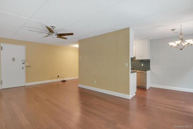 Building Photo - 128 Colonial Pkwy