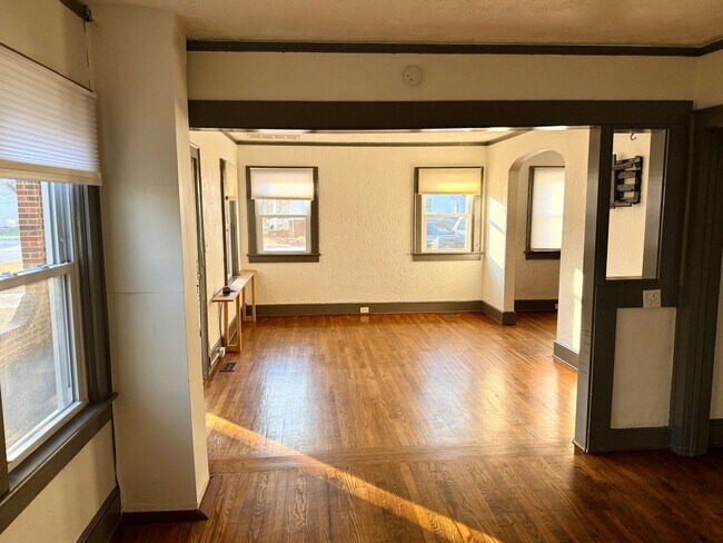 Building Photo - Charming Cape Cod Single Family with inground pool in Norfolk