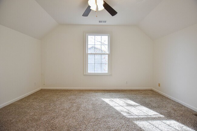 Building Photo - Pet Friendly Three Bedroom!