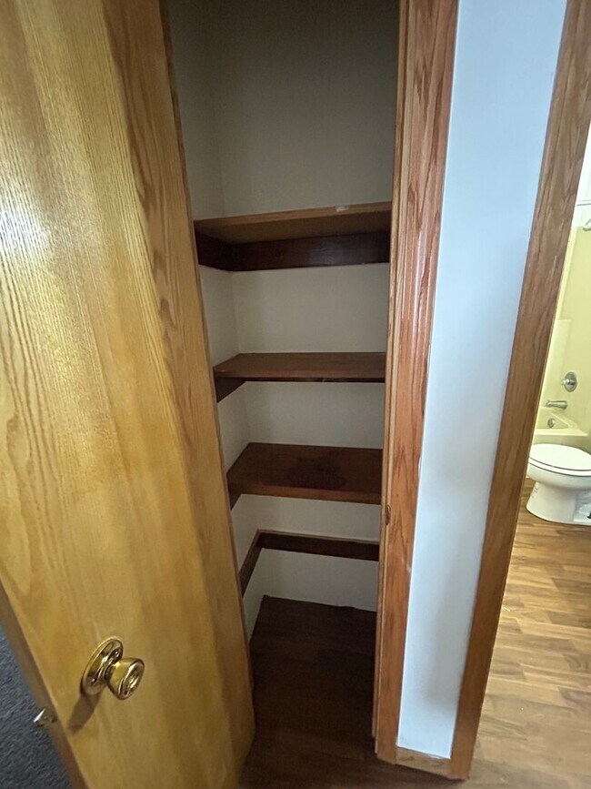 Interior Photo - 1810-1818 Bloedel Ave