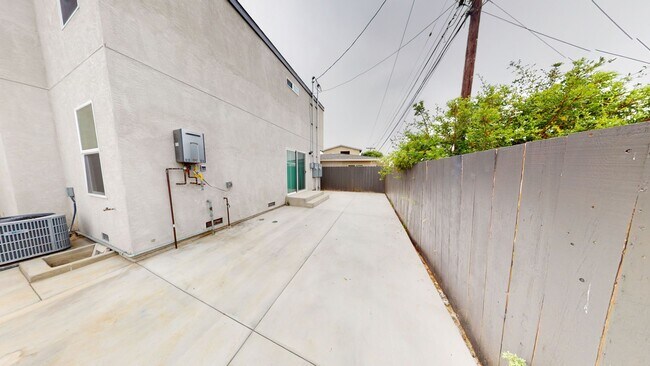 Building Photo - Newer Build 4BD/2BA!