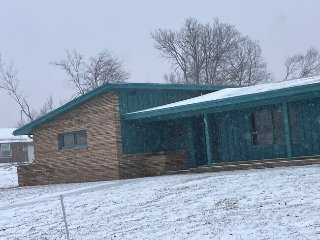 Building Photo - 602 N Sioux Ave