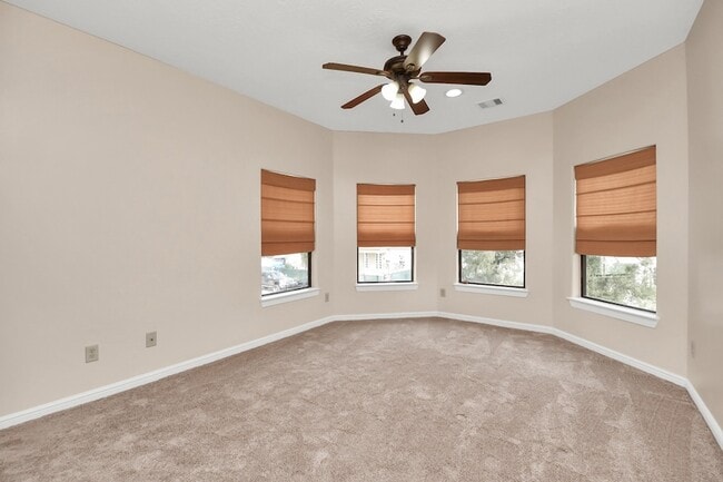 Building Photo - 1611 Lynnview Dr