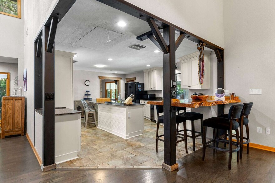Building Photo - 926 Riverhills Dr