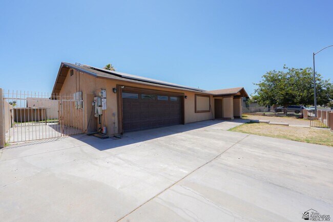 Building Photo - 1429 S Pagent Ave