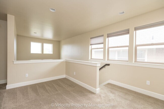 Building Photo - Beautiful NE Bend Home with Community Pool...
