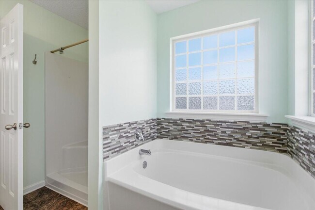 Building Photo - 3 Bedroom 2 Bathroom Home