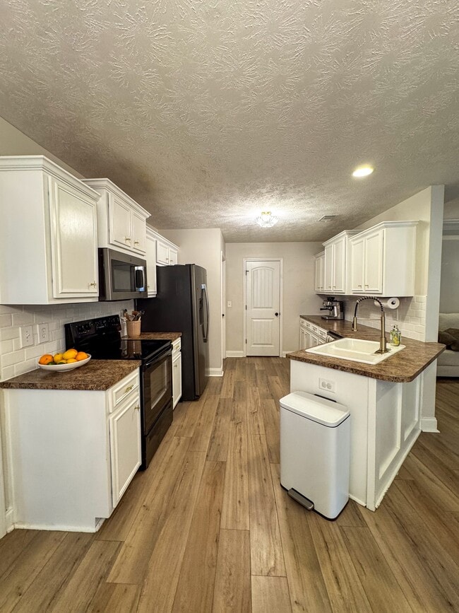 Building Photo - 127 Lee Rd 2181