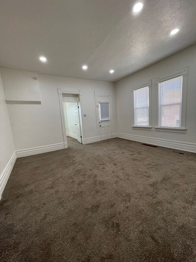 Building Photo - Newly Renovated 4 bedroom with land!