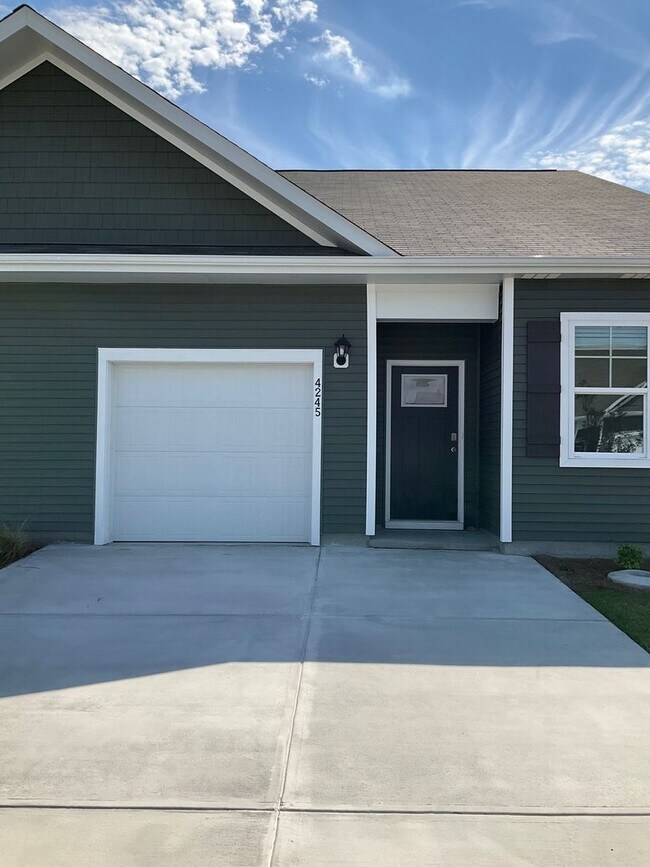 Building Photo - Welcome to this stunning townhouse in Leland, NC!