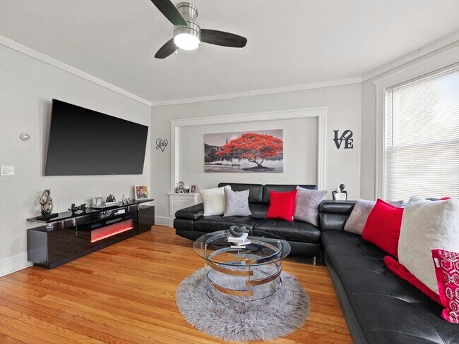 Building Photo - 10 Edgemere Rd